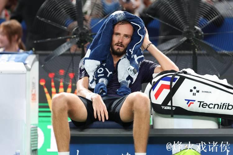 完胜德米纳尔 ATP上海大师赛梅德韦杰夫晋级四强